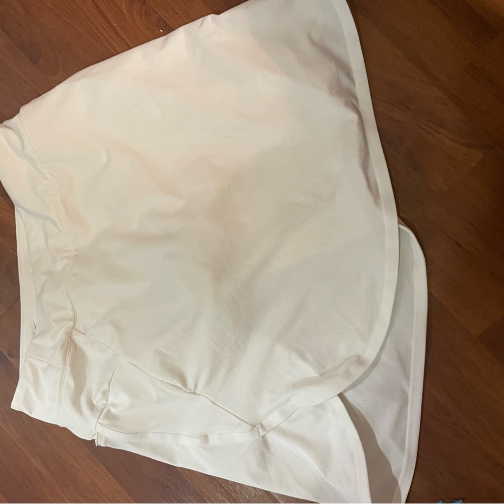 Nike xs tennis skirt. Never worn. Fits more like a small/ medium.